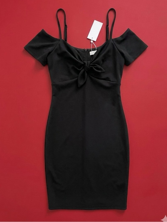 le chateau Dresses & Skirts - NWT Le Chateau Black Cold-Shoulder Knot Front Bodycon Dress - M